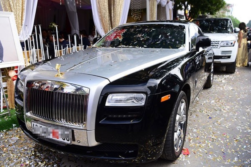 Chiếc xe siêu sang Rolls-Royce Ghost được sử dụng trong lễ ăn hỏi.