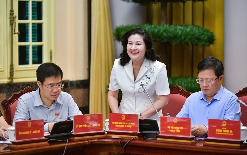 Thứ trưởng Bộ Lao động - Thương binh và Xã hội Nguyễn Thị Hà thông tin về Luật Bảo hiểm xã hội 2024. (Ảnh: ANTĐ)
