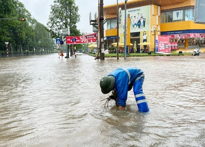 Công nhân Công ty cổ phần Quản lý công trình đô thị Bắc Giang đang làm nhiệm vụ. Ảnh: Báo Bắc Giang