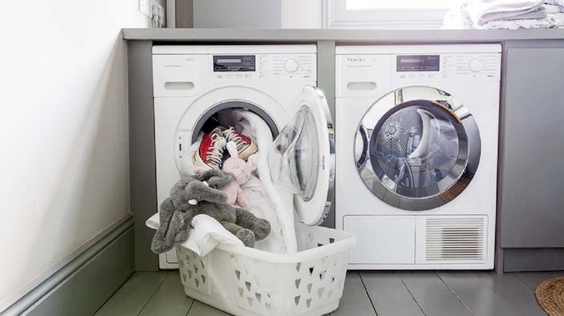 Kiểm tra các ống dẫn nước bên trong máy giặt xem có bị rò rỉ, nứt vỡ hay không. Nếu có, bạn cần thay thế ống dẫn mới. Ảnh minh họa