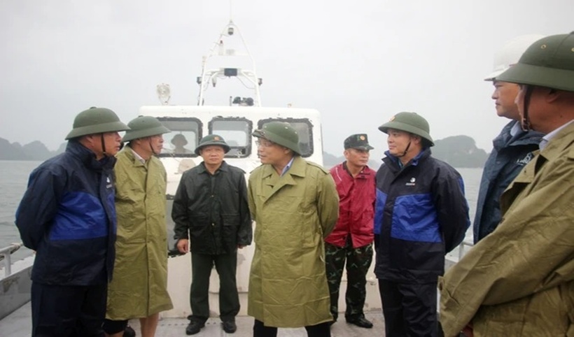 Phó Chủ tịch UBND tỉnh Quảng Ninh Nghiêm Xuân Cường kiểm tra tình hình tránh, trú bão tại huyện Vân Đồn.