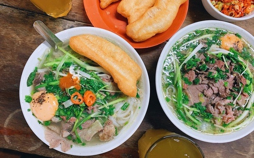 Phở bò thường ăn với quẩy.
