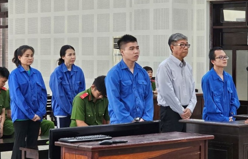 Các bị cáo Tâm, Như, Dương, Vinh, Huy (theo thứ tự từ trái qua phải) lãnh án tại tòa. Ảnh: Lao Động