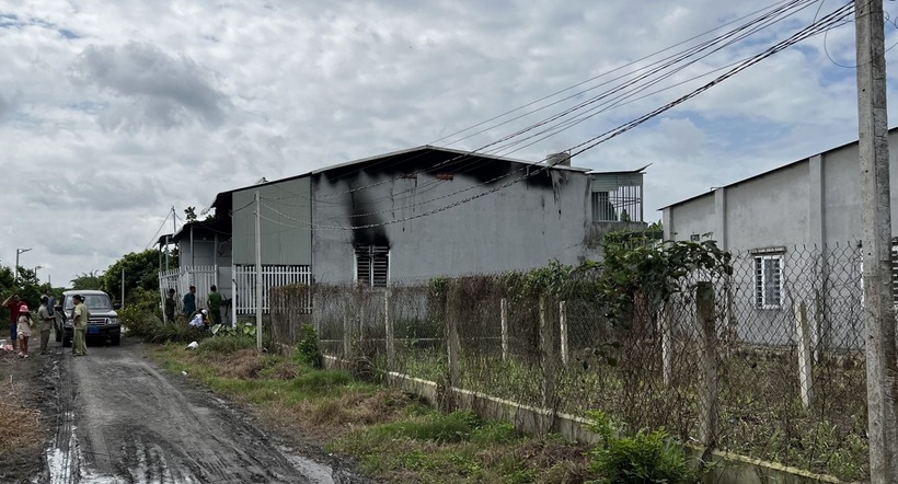 Sáng 23/7, lực lượng chức năng khám nghiệm hiện trường vụ cháy 3 người tử vong. (Ảnh: Báo Tây Ninh)