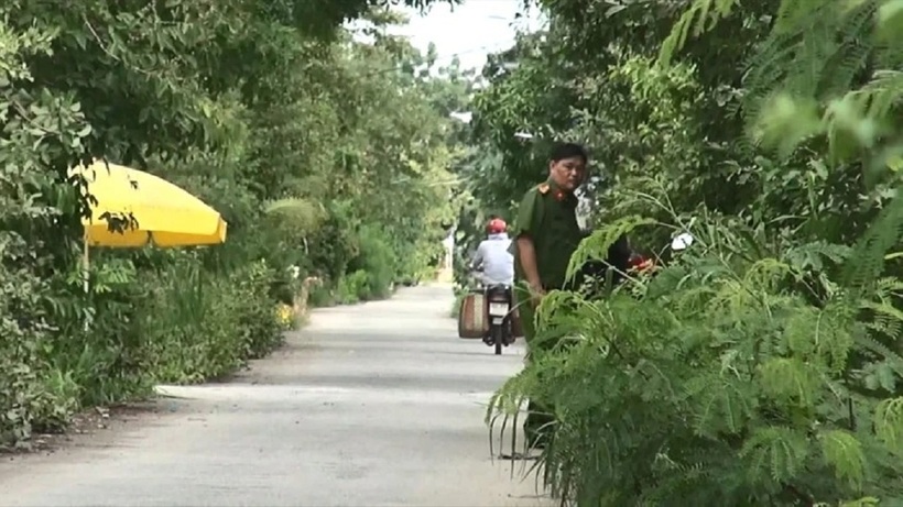 Công an khám nghiệm hiện trường vụ vợ ôm thi thể chồng kêu cứu trong căn nhà trọ. Ảnh: PLO