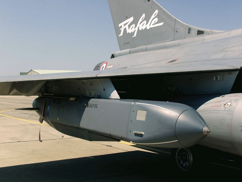 Một tên lửa Storm Shadow/SCALP trên cánh của máy bay chiến đấu Rafale. Ảnh: Business Insider