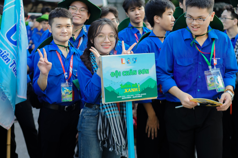 Những nụ cười tràn đầy niềm vui và nhiệt huyết của các thanh niên tình nguyện chuẩn bị bước vào chuỗi hoạt động tình nguyện mùa hè đầy ý nghĩa