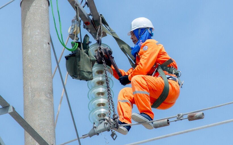 Công ty Điện Lực Nam Định: Nỗ lực đảm bảo cung ứng điện phục vụ khách hàng - 3