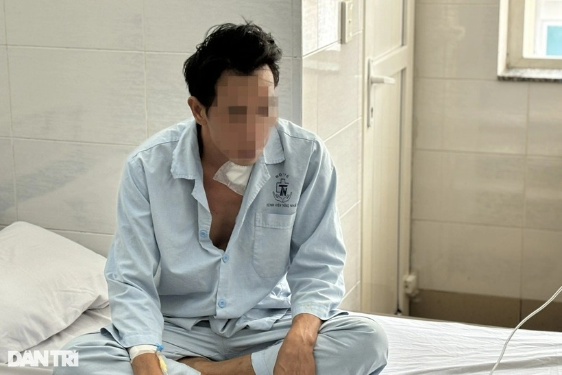Người đàn ông bị bạn nhậu đâm, nhập viện trong tình trạng nguy kịch. Ảnh: Dân trí