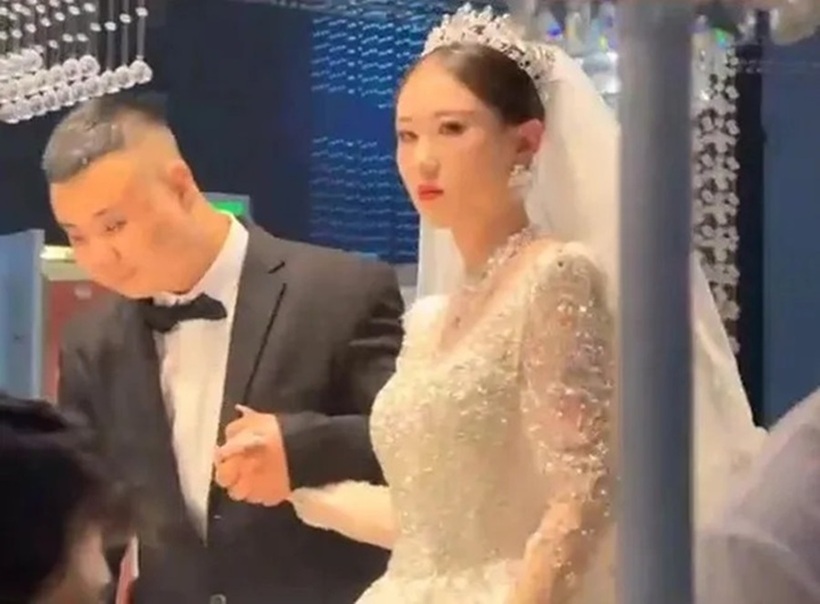 Ánh mắt phẫn nộ của cô dâu.