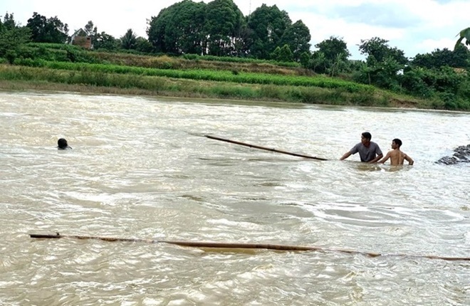 3 cán bộ và người dân đã kịp thời cứu một bé gái bị đuối nước. Ảnh: Báo Tiền phong.