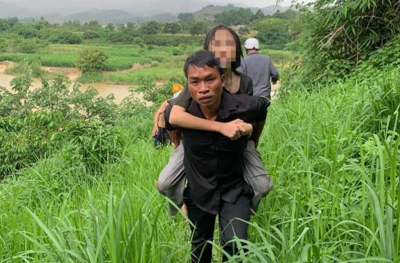Anh Y Thuy Busria cõng bé gái lên bờ. Ảnh: Báo Dân trí.