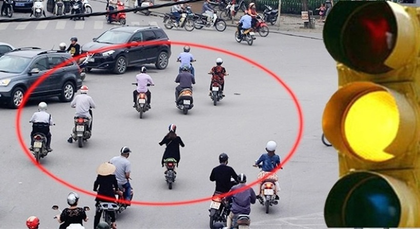 Người tham gia giao thông phải dừng lại trước vạch dừng khi thấy tín hiệu đèn màu vàng.