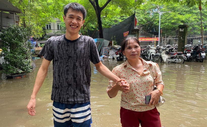 Anh Kiều Quang Hà vui mừng khi cứu được bà Phan Thị Sinh. (Ảnh: VietnamNet)
