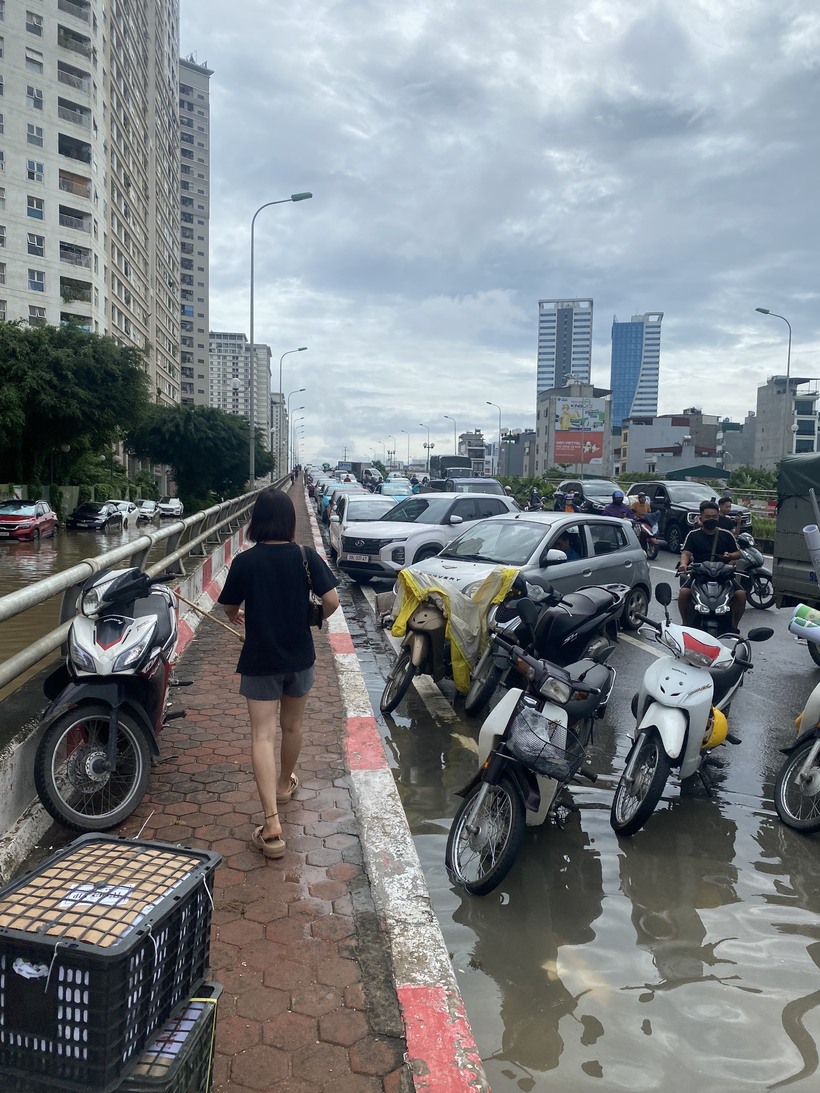 Do ngập sâu, nhiều ô tô chết máy, một số khác "chôn chân tại chỗ" vì không thể di chuyển. Chủ phương tiện đành khóa xe, để trên cầu vượt cả đêm 23/7. Có người chọn cách quay đầu, gửi xe tại trường trường Đại học Phenikaa gần đó.