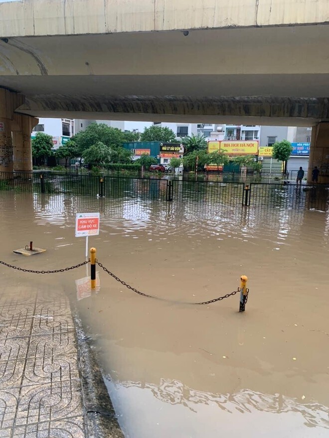 Nhiều cư dân sinh sống ở chung cư Xuân Mai Complex phải lội nước lên cầu vượt sau đó đặt xe ôm để đi đến cơ quan. Có người may mắn hơn thì xin được làm việc tại nhà.