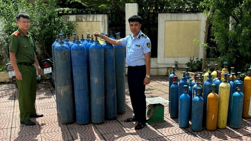 Lực lượng chức năng hành kiểm tra các bình khí cười và bóng cười không rõ nguồn gốc xuất xứ.