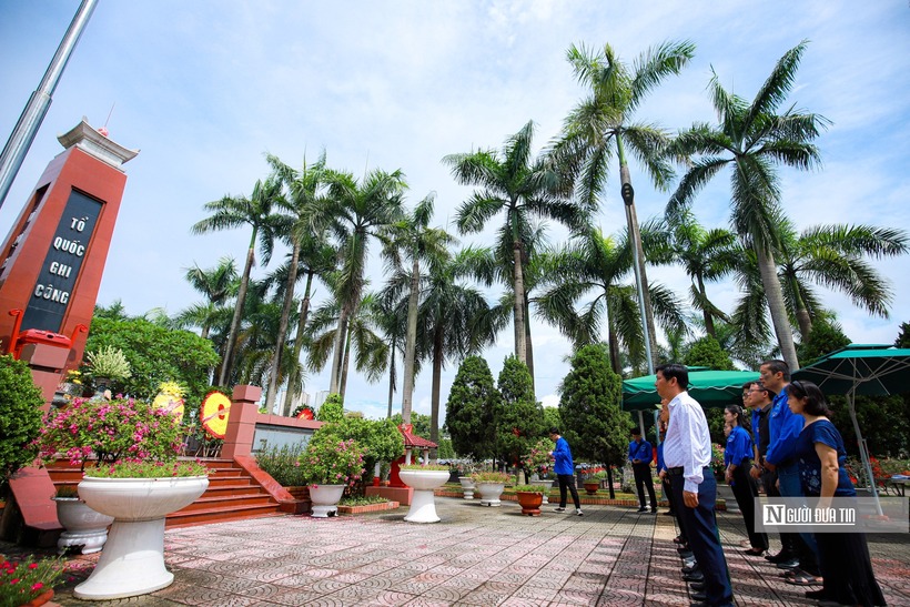 Nhân kỷ niệm 77 năm Ngày Thương binh - Liệt sĩ (27/7/1947 - 27/7/2024), ngày 24/7, Đảng ủy, Công đoàn, Hội Cựu chiến binh, Đoàn Thanh niên Cơ quan Trung ương Hội Luật gia Việt Nam do ông Trần Đức Long - Ủy viên Đảng đoàn, Bí thư Đảng ủy, Phó Chủ tịch Hội Luật gia Việt Nam làm trưởng đoàn đã đến viếng, dâng hương tưởng niệm các anh hùng liệt sĩ tại nghĩa trang liệt sĩ Nhổn (phường Tây Tựu, quận Bắc Từ Liêm, Tp. Hà Nội).