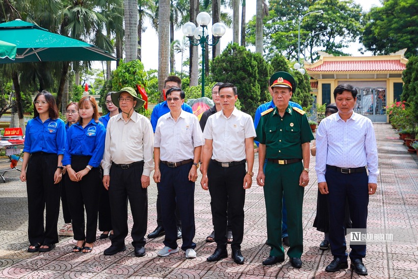 Tham dự lễ viếng còn có đại diện lãnh đạo các đơn vị, đoàn thể, các cựu chiến binh và đông đảo Đoàn viên thanh viên của Trung ương Hội Luật gia Việt Nam.