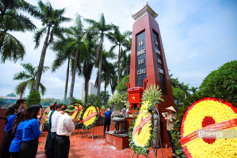 Trong không khí trang nghiêm, đoàn đã dành phút mặc niệm, dâng hoa và dâng hương tưởng nhớ, bày tỏ lòng biết ơn sâu sắc đến các anh hùng liệt sĩ đã anh dũng chiến đấu, hy sinh vì sự nghiệp đấu tranh giải phóng dân tộc, giành lại hòa bình, độc lập cho Tổ quốc.