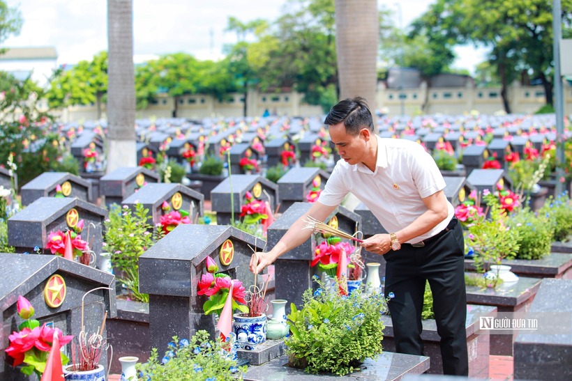 Phó Chủ tịch Hội Luật gia Việt Nam Trần Đức Long thành kính dâng hương đến từng phần mộ các anh hùng liệt sĩ.
