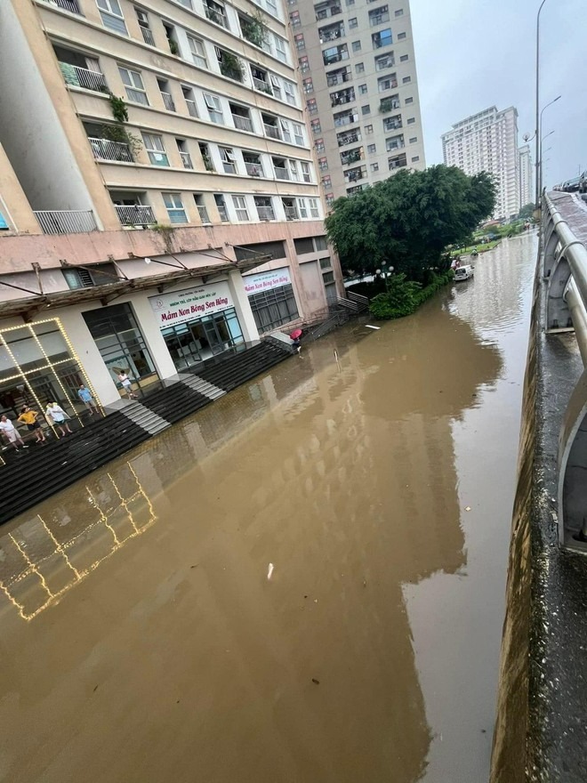 Theo công ty thoát nước Hà Nội, đến thời điểm 6h sáng nay (24/7) do mực nước tại các sông dâng cao, có các điểm úng ngập. Nhiều chung cư bị ngập úng, khiến giao thông đi lại khó khăn. Trong hình là chung cư ở khu vực Dương Nội - Hà Đông bị cô lập giữa biển nước.