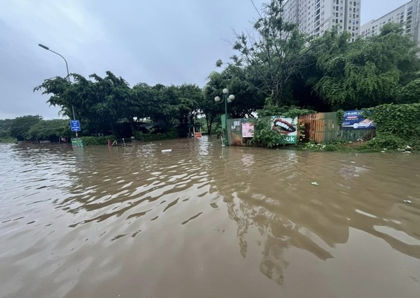 Theo công ty Thoát nước Hà Nội, tại thời điểm xảy ra mưa bão, Công ty đã cho mở cửa phai của các hồ điều hòa như hồ Thiền Quang, Bảy Mẫu, Tân Mai, Đống Đa… và vận hành các trạm bơm đầu mối Yên Sở (vận hành 20/20 tổ máy, 90m3/s), Đồng Bông 1, Đồng Bông 2, Cổ Nhuế… để hạ mức nước trên hệ thống theo đúng quy định. Triển khai công tác ứng trực, giải quyết thoát nước, tua vớt rác tại miệng thu trên toàn địa bàn quản lý.