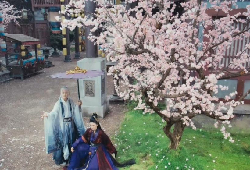 Vừa đánh nhau dữ dội, Lý tiên sinh và sư phụ của Diệp Đỉnh Chi giờ lại ngồi nói chuyện như những người bạn già.