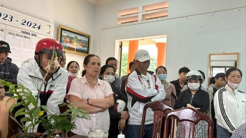 Nhiều phụ huynh đến Trường Phú Xuân xin rút hồ sơ. Ảnh: Pháp luật TP.HCM