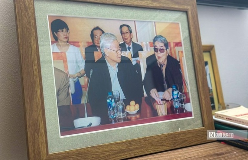 Tổng Bí Thư Nguyễn Phú Trọng chụp ảnh với GS.Hà Minh Đức tại buổi họp lớp K8 Văn.