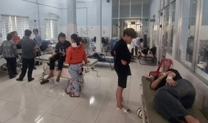 Hơn 60 công nhân nhập viện nghi ngộ độc. Ảnh: Báo Hà Nội mới.