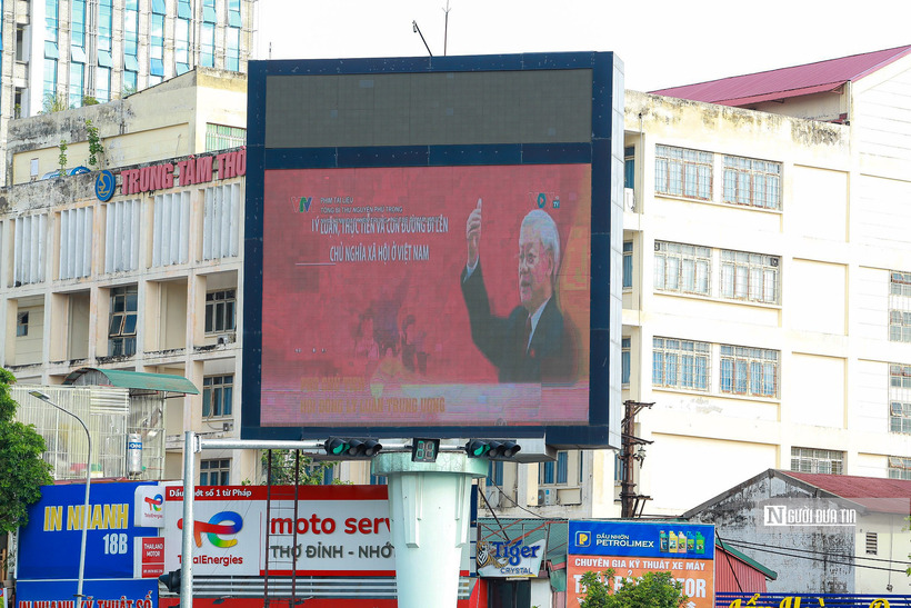 Theo đó, những thước phim tài liệu về Tổng Bí thư Nguyễn Phú Trọng được phát trên màn hình lớn để người dân theo dõi.