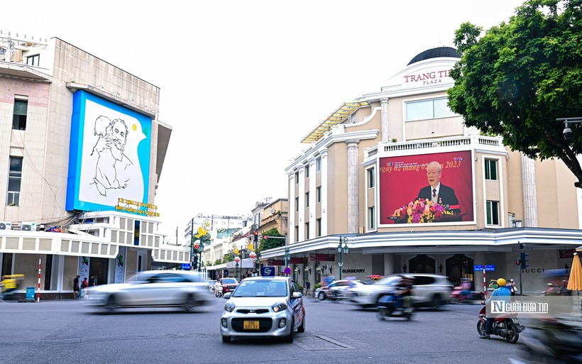 Tại phố Hàng Bài, những thước phim tài liệu về Tổng Bí thư Nguyễn Phú Trọng cũng được phát trên màn hình quảng cáo lớn để người dân theo dõi.