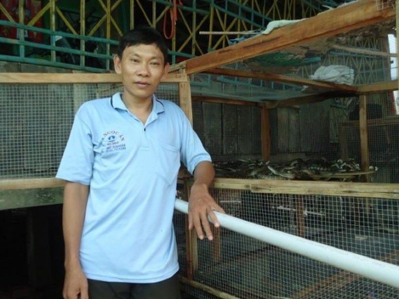 Anh nông dân thoát nghèo nhờ nuôi rắn hổ hèo. Ảnh: Dân Việt