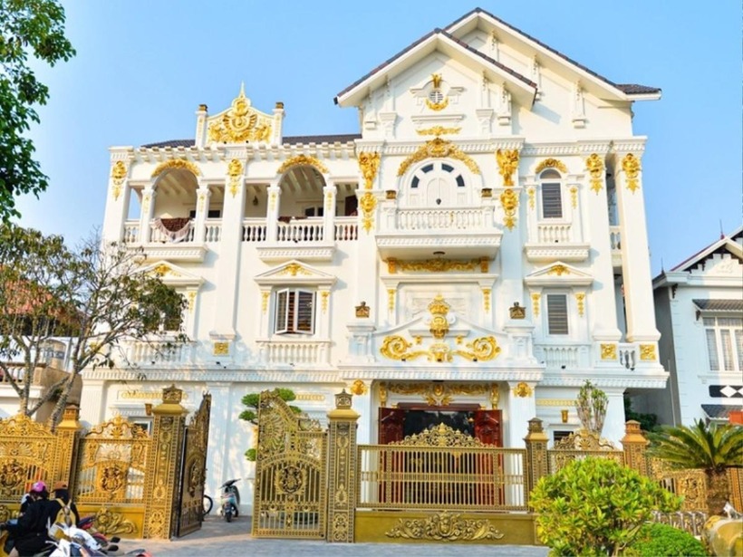 Anh Chiến có trong tay một khuôn viên rộng 10.000 m2, được xây dựng như một công viên với hồ cá Koi, mô hình tháp Eiffel, tượng Nữ Thần Tự Do, bể bơi, du thuyền,... đặc biệt còn có cả trực thăng trên sân thượng.