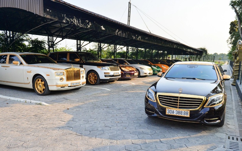 Chưa hết, anh Chiến đang sở hữu dàn siêu xe bao gồm các loại như Rolls-Royce Phantom, Land Rover Range Rover, Porsche Panamera, Mercedes-Benz S-Class, Bentley Continental Flying Spur, Lexus LS và BMW 4-Series… các chi tiết trên xe đều được anh Chiến cho mạ vàng 24k. Trong đó, có 15 chiếc xe biển tứ quý và 15 chiếc biển thường.