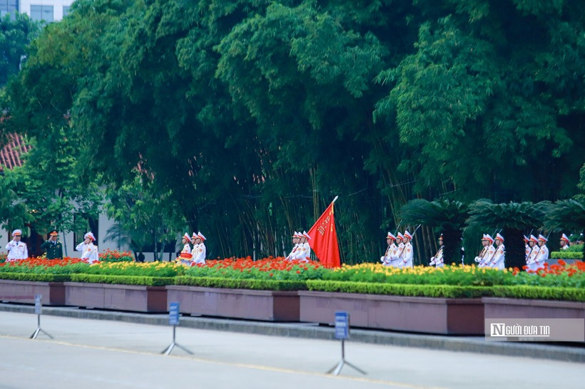 Các chiến sĩ tiêu binh Đoàn 275 Bộ Tư lệnh Lăng Chủ tịch Hồ Chí Minh được giao thực hiện nghi lễ treo cờ rủ.