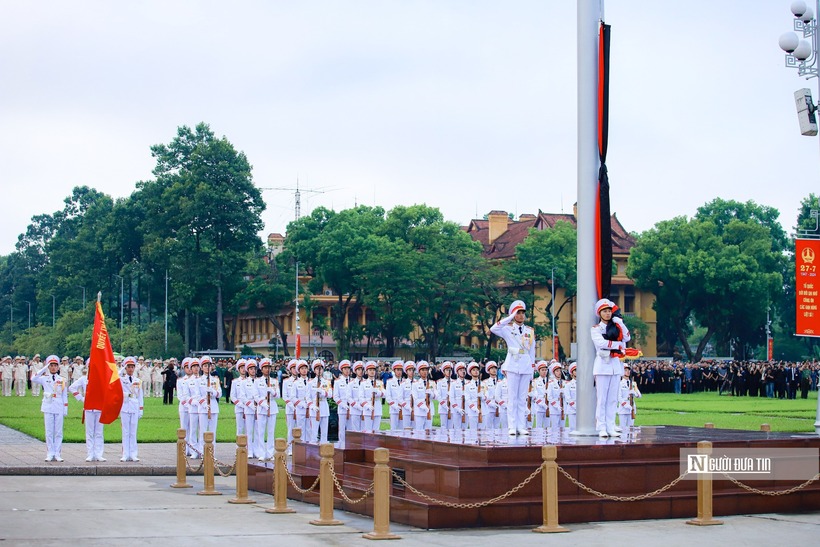 Giây phút thiêng liêng xúc động khi lá cờ Tổ quốc với dải khăn tang được kéo lên.