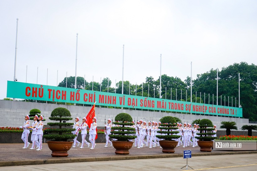 Sau lễ Thượng cờ, đội tiêu binh diễu hành một vòng trước cửa Lăng Bác rồi trở về vị trí cũ và kết thúc nghi lễ Thượng cờ.