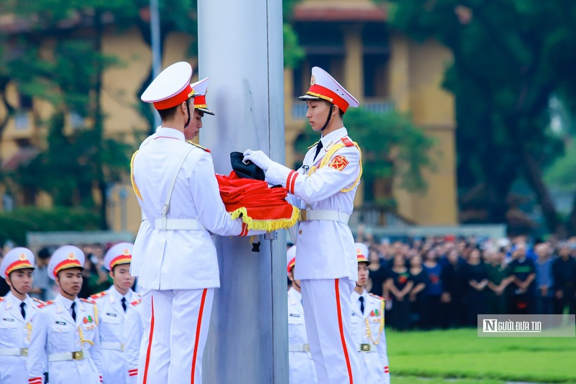 Theo quy định, cờ rủ trong Lễ Quốc tang là Quốc kỳ có dải băng đen với kích thước bằng 1/10 chiều rộng và chiều dài bằng chiều dài lá cờ.