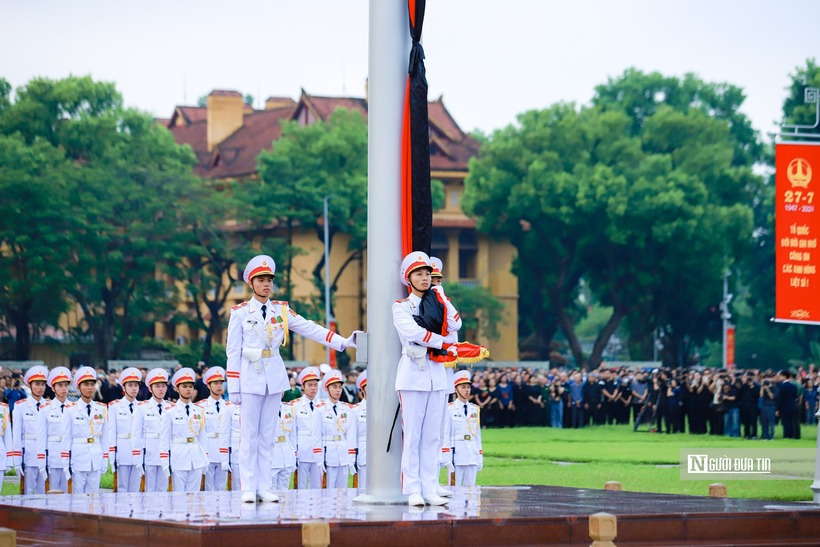 Đúng 6 giờ 25/7, nghi lễ thượng cờ rủ thiêng liêng đã diễn ra.