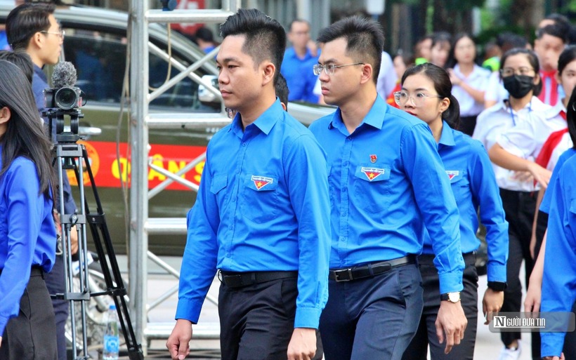 Đoàn thanh niên thành phố Hồ Chí Minh đến làm thủ tục chờ lễ viếng.