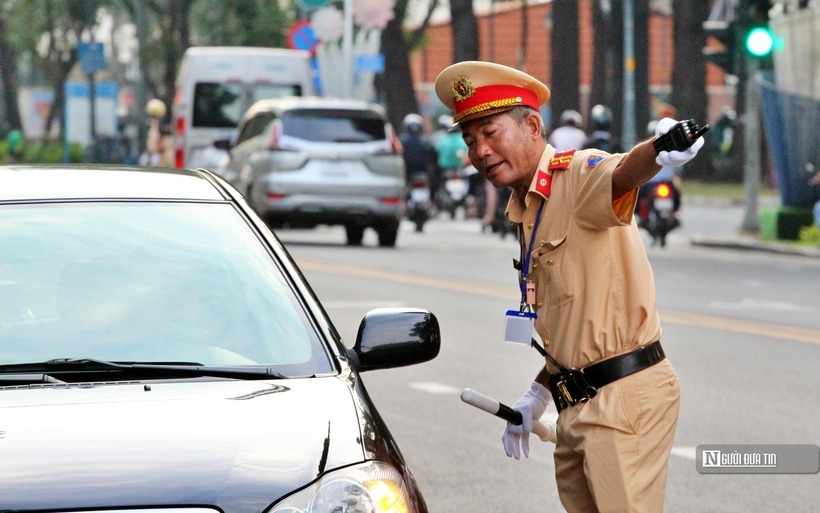 Lực lượng Cảnh sát giao thông điều tiết phân luồng tại khu vực Hội trường Thống Nhất.