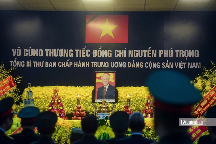 Người dân kính cẩn nghiêng mình viếng Tổng Bí thư Nguyễn Phú Trọng tại quê nhà.