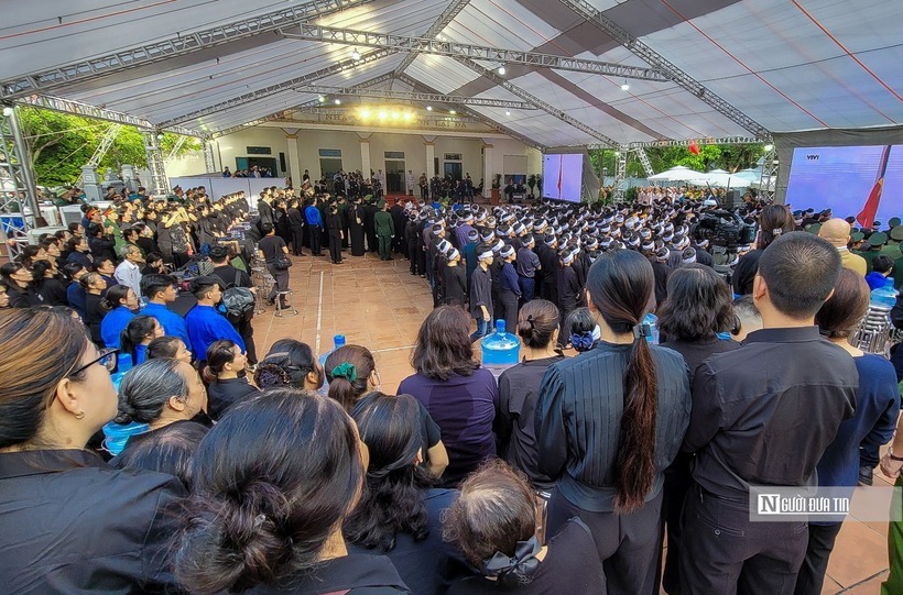 Tại quê nhà Tổng Bí thư Nguyễn Phú Trọng làng Lại Đà, xã Đông Hội, huyện Đông Anh, Tp.Hà Nội rất đông người dân đã có mặt từ sớm.