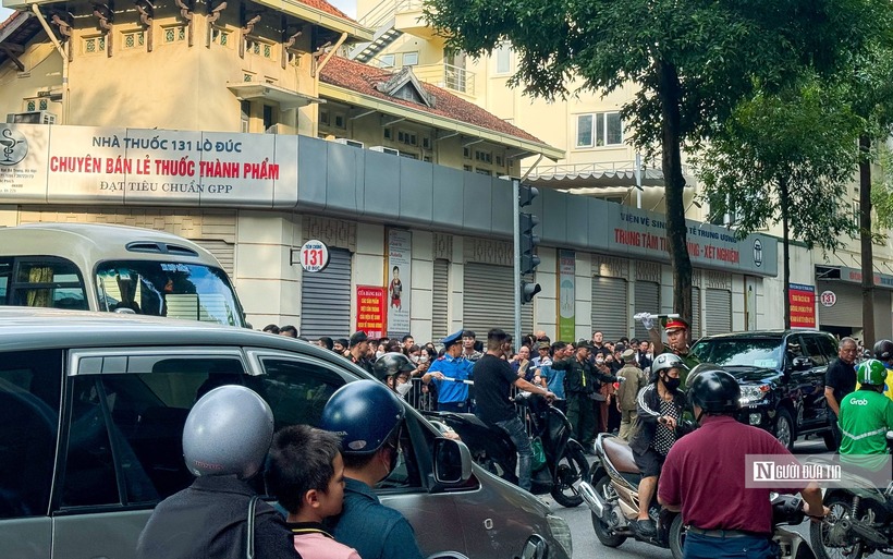 Lực lượng an ninh căng mình điều tiết giao thông không để xảy ra tình trạng ùn ứ xung quanh khu vực Nhà tang lễ.