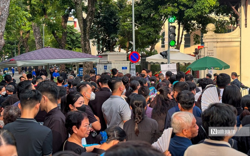 Quanh Nhà tang lễ Quốc gia sẽ có 8 chốt phục vụ người dân đăng ký vào viếng Tổng Bí thư Nguyễn Phú Trọng. Mỗi chốt sẽ có 20 cán bộ chiến sĩ cùng nhiều sinh viên tình nguyện hỗ trợ công tác đăng ký.