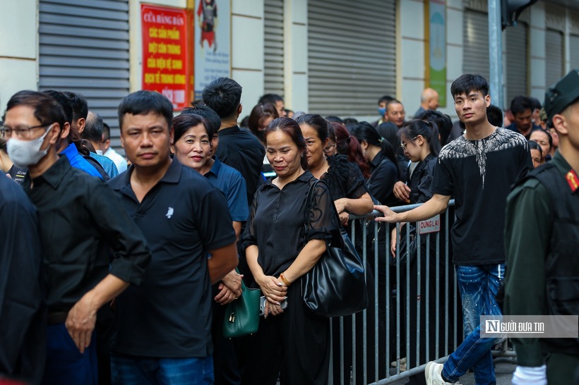 Mọi người đều ăn mặc trang nghiêm, kiên nhẫn chờ đợi từ sáng sớm để vào tiễn đưa Tổng Bí thư Nguyễn Phú Trọng.