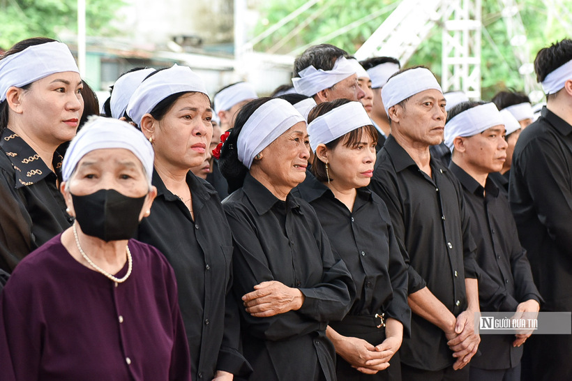 Rất nhiều người dân, họ hàng, người thân đều không giấu được cảm xúc và bày tỏ sự tiếc thương vô hạn trước sự ra đi của Tổng Bí thư Nguyễn Phú Trọng.
