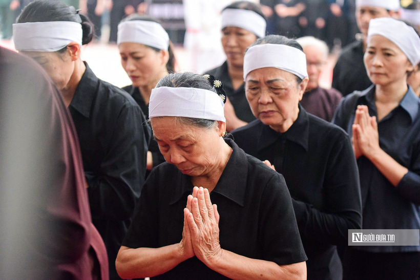 Người dân kính cẩn nghiêng mình viếng Tổng Bí thư Nguyễn Phú Trọng tại quê nhà. Gia đình Tổng Bí thư Nguyễn Phú Trọng chân thành cảm ơn đồng bào cả nước và bạn bè quốc tế gửi lời chia buồn Tổng Bí thư Nguyễn Phú Trọng từ trần. Tại lễ viếng, gia đình Tổng Bí thư Nguyễn Phú Trọng xin không nhận vòng hoa và phúng điếu.
